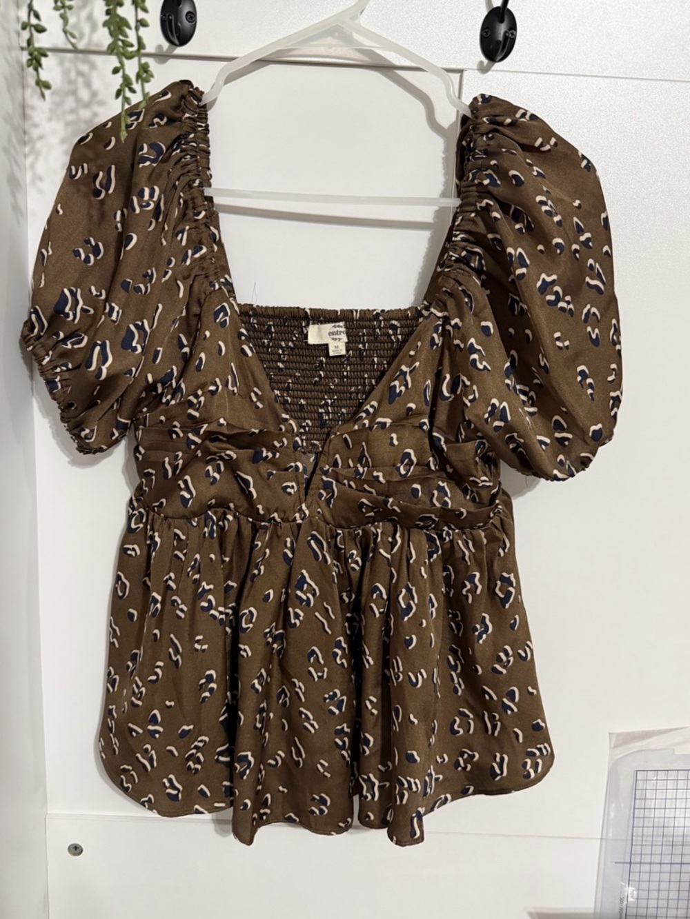 entro Brown Puff-Sleeve Smocked Peplum Top with Print